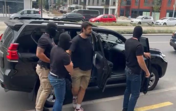 Priveden huškački tviteraš Kristal Met Dejmon: Napadao policiju na protestima u Srbiji!