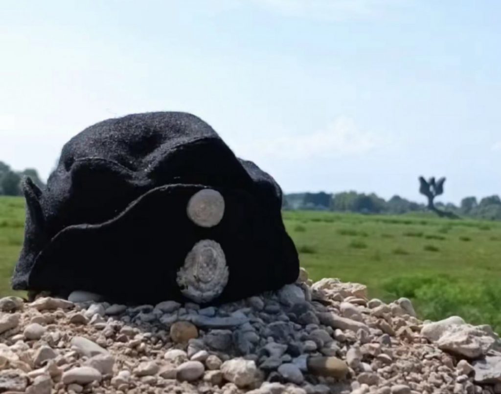 Susjedi vas pozdravljaju: Uoči „proslave“ zloglasne Oluje, osvanula ustaška kapica pored spomenika u Jasenovcu