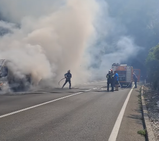 Požar na putu Nikšić-Danilovgrad: Zapalio se kombi, vatra se rasplamsala ( VIDEO)