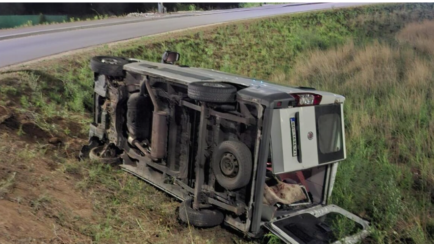 Prevrnuo se kombi Amadeus benda