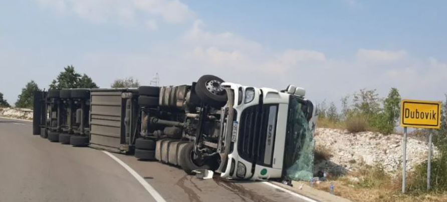Prevrnuo se kamion u mjestu Dubovik, jedna osoba lakše povrijeđena