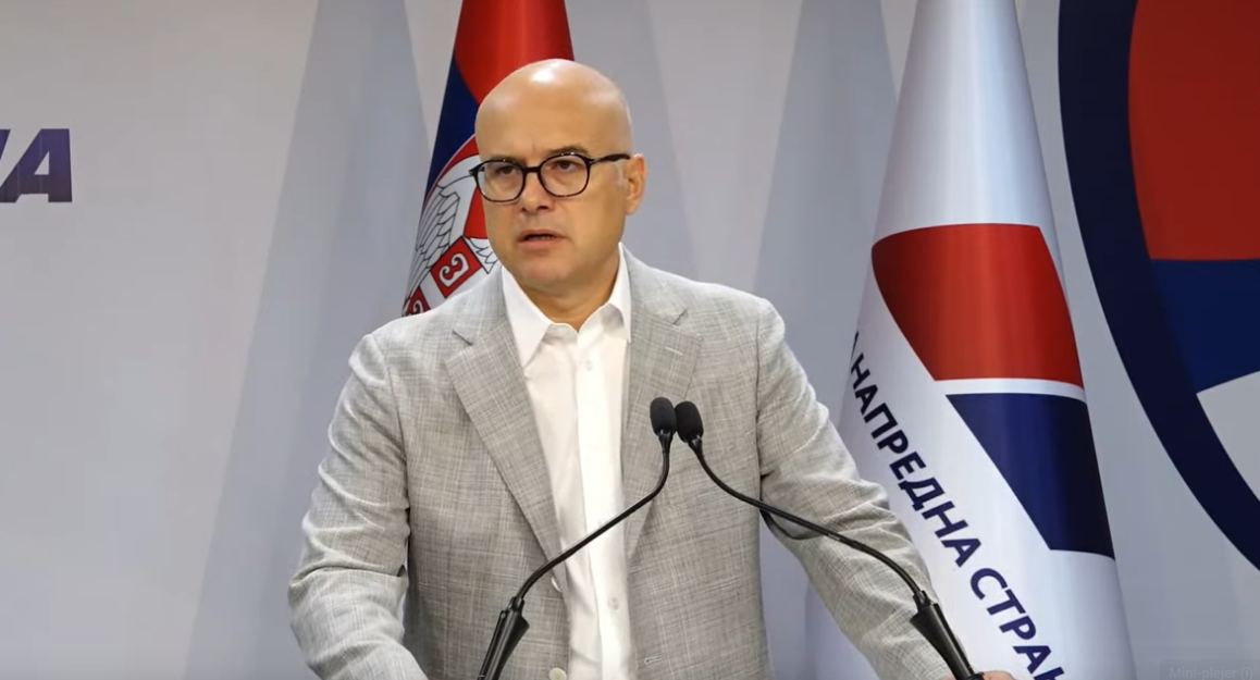Screenshot 2025-08-15 at 10-23-23 (656) OBRAĆA SE MILOŠ VUČEVIĆ Konferencija za medije predsednika SNS-a – YouTube