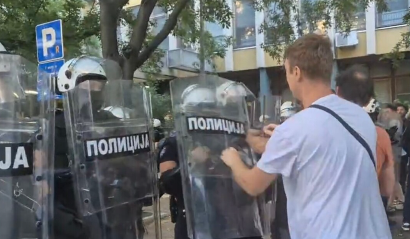 Nastavljena blokada u Novom Sadu, policija odgurala demonstrante
