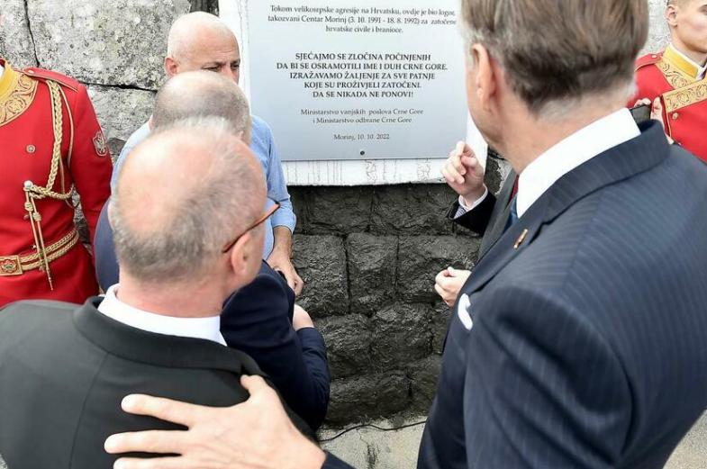 Vojska neće praviti probleme: Ko koči uklanjanje nezakonite ploče u Morinju?