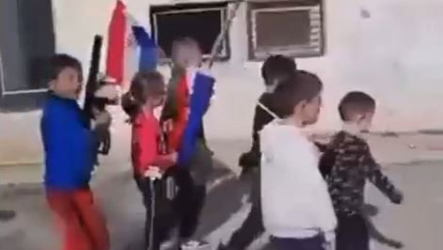 Uznemirujući snimak iz Hrvatske: “Naoružana” djeca viču “Za dom spremni”