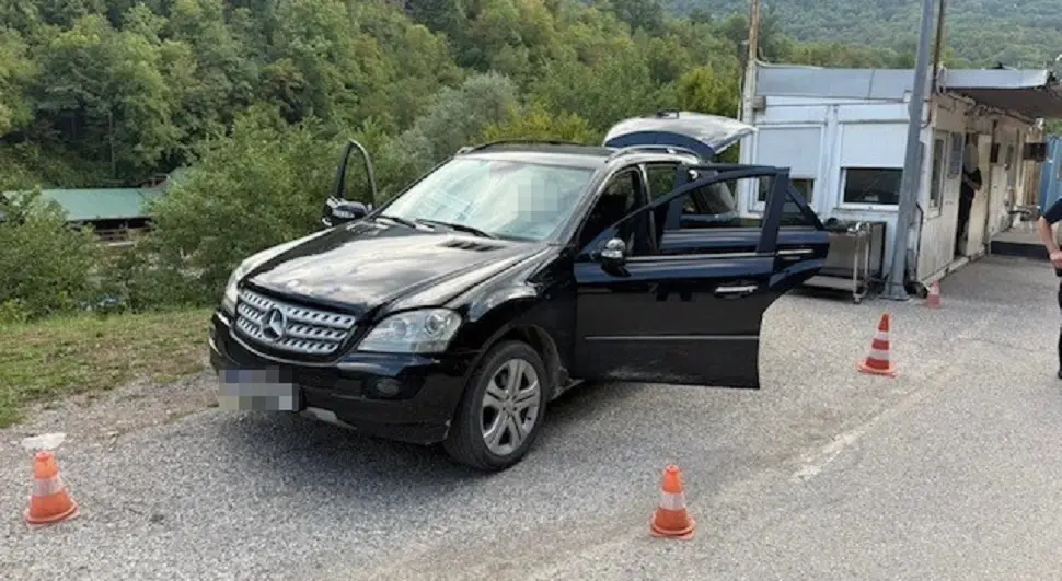 Crnogorski državljanin uhapšen prilikom ulaska u BiH, u mercedesu krijumčario 12,6 kilograma marihuane