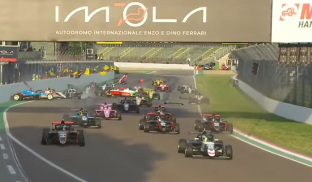 „Ludnica“ u Imoli: Sudar 15 bolida na trci Formule 4 (VIDEO)