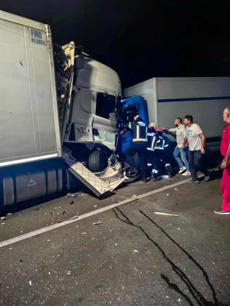 Težak udes u tunelu Budoš: Vozač kamiona teško povrijeđen, dvije osobe lakše