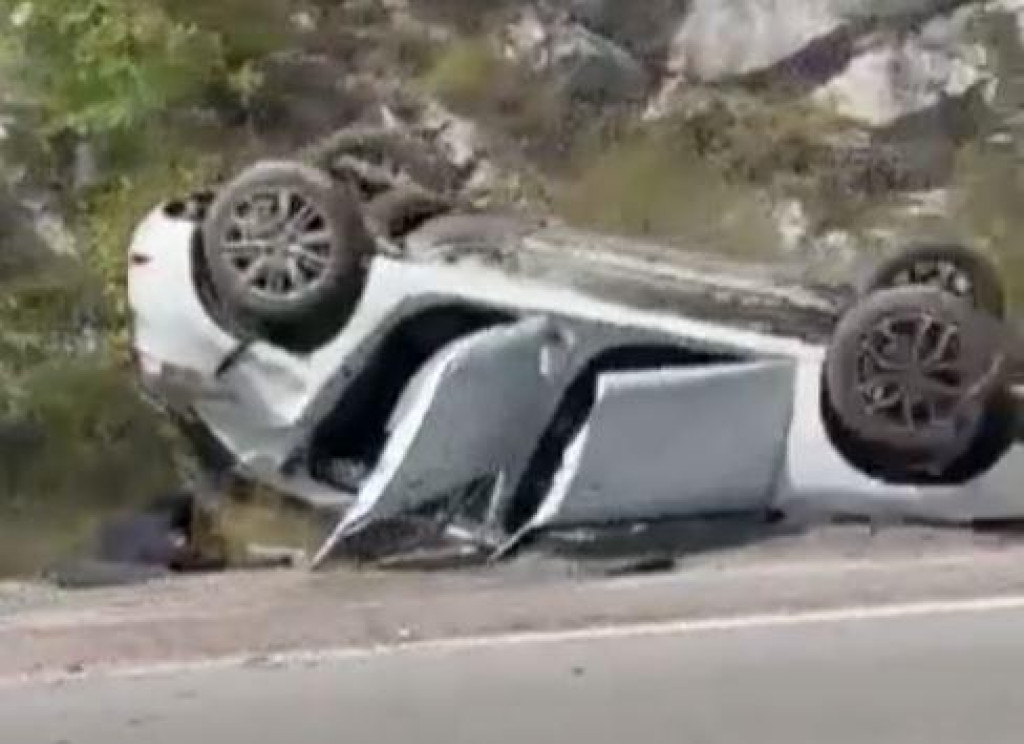 Prevrnuo se automobil kod tunela Mekavac