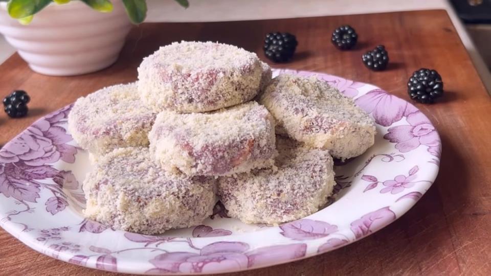 Brzi kolačići sa kupinama i bademima bez pečenja – jednostavan recept od samo tri sastojka