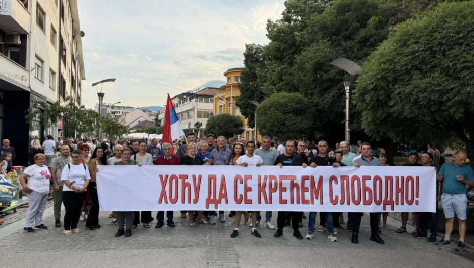 Narod čvrsto protiv blokada: Osvanuo moćan transparent u Loznici!