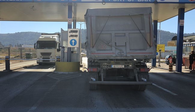 Bar: Kontrolisana 23 kamiona, napisani prekršajni nalozi za vozače i firme