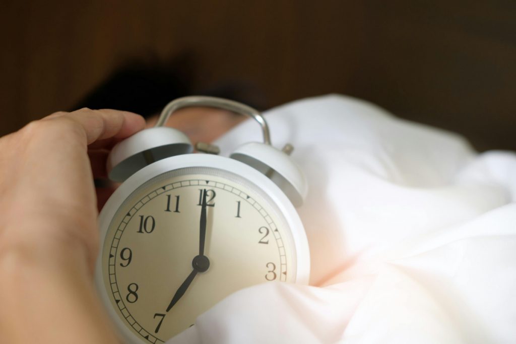 Ova navika nam oduzima čak 240 sati sna: Zbog nje smo anksiozni i hronično umorni