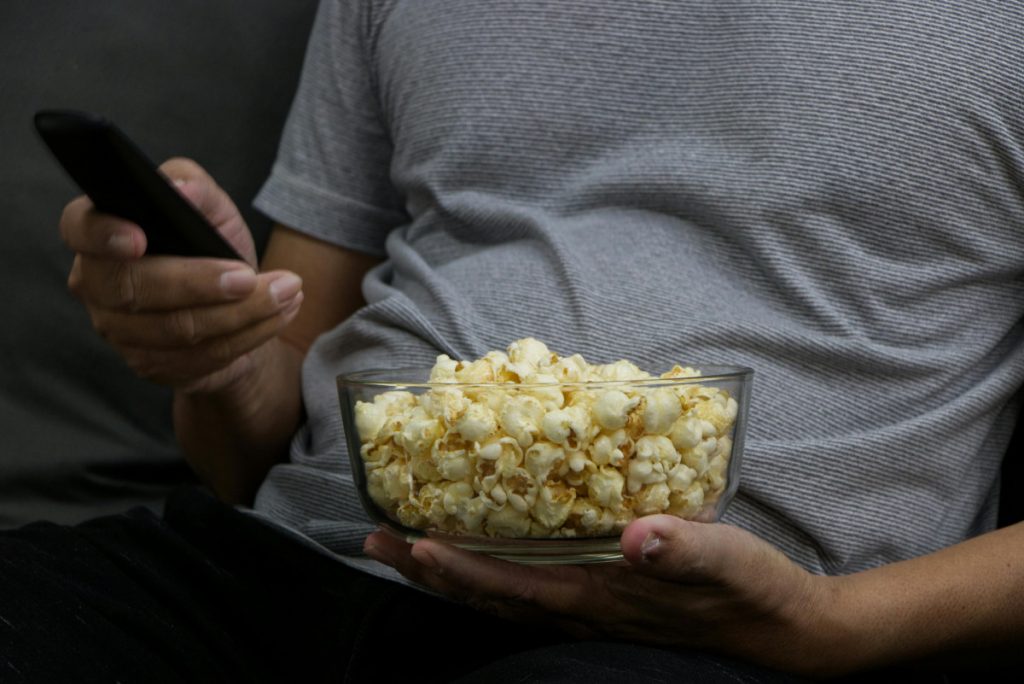 Gledanje televizije za vrijeme jela negativno utiče na varenje, upozorava ruski dijetolog