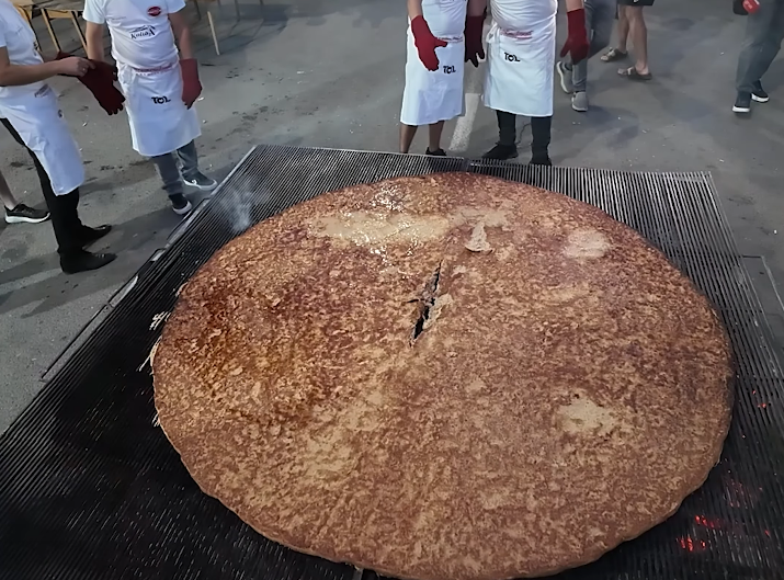 Napravljena pljeskavica od 90 kilograma mesa: Ista ekipa leskovačkih majstora roštilja postavila novi rekord