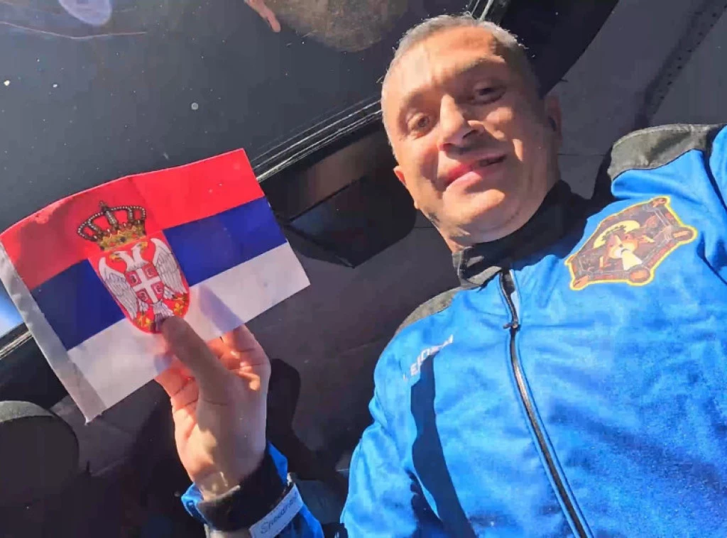Turski biznismen u svemir ponio srpsku zastavu