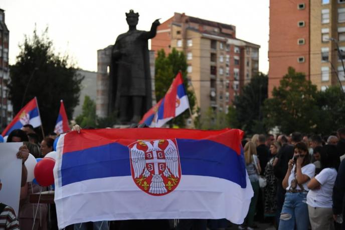 Sjeverni dio Kosovske Mitrovice oblijepljen plakatima sa srpskom trobojkom; Borba protiv Kurtijevih i svih ostalih blokada!