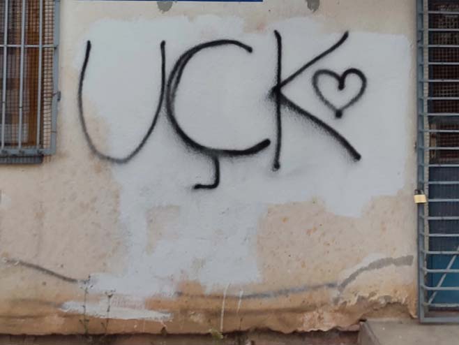 Grafiti koji veličaju terorističku OVK u selu Batuse; Još jedan u nizu pritisaka na Srbe sa Kosmeta