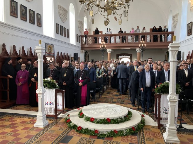 Pakrac: Počelo liturgijsko slavlje u obnovljenom hramu Svete trojice