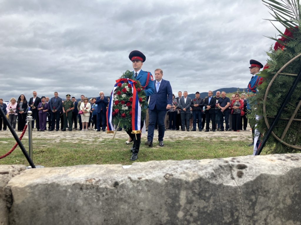 „Zaborav je ubijanje istine“; Obilježene 84 godine od ustaškog zločina u Garavicama: Pobijeno 12.000 Srba, zvaničnici Republike Srpske položili vijence