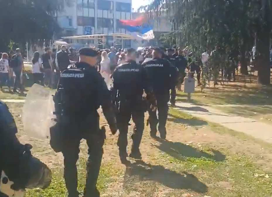 Bokaderi pokušali da ometu vojnu paradu: Krenuli ka Palati Srbija mimo protokola – pa spriječeni
