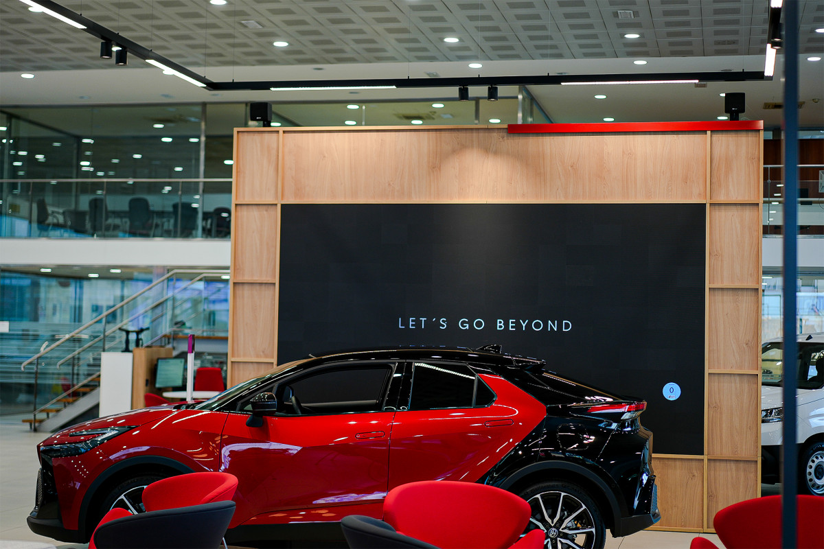 Samsung Expands Partnership With Toyota To Digitally Transform Dealerships in New Markets_IEA 2.0 LED Signage(2)(1)
