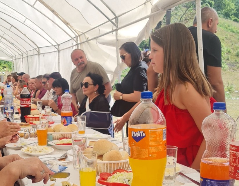 Apsurd države: Vesna Medenica može da sjedi na tvrdu drvenu klupu na proslavi u Lipovu, ali ne i na optuženičku!
