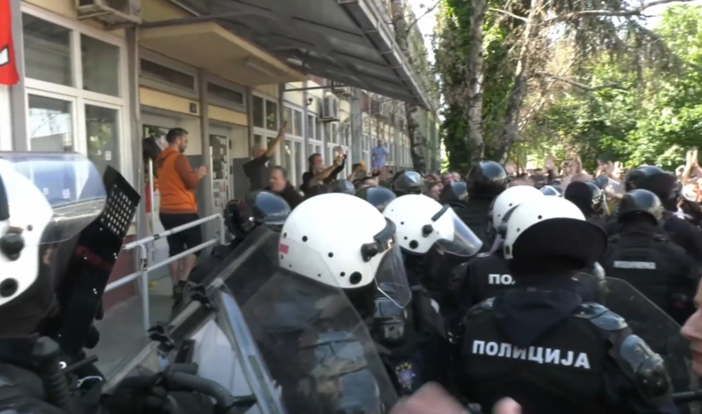 Okupljeni ispred DIF-a u NS pokušali da upadnu u zgradu, policija ih potisnula