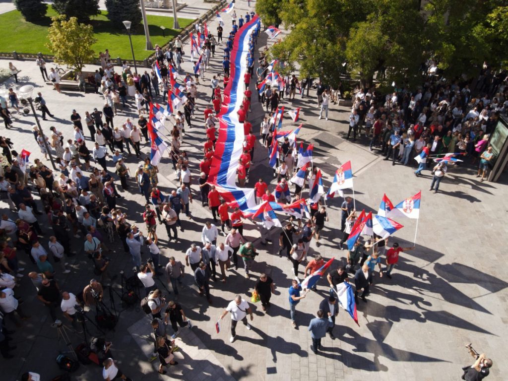 Dodik: Danas svi zajedno slavimo veliki praznik: Razvijena zastava duga 120 metara ispred Palate Republike Srpske
