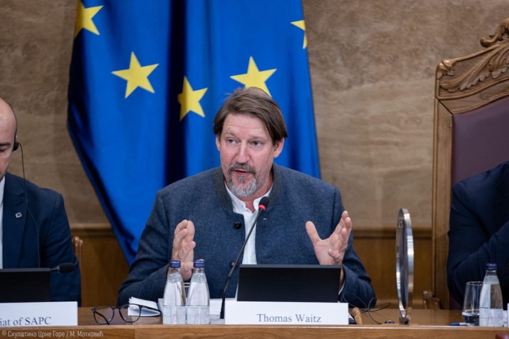 U pauzi od ubjeđivanja Zećana da kolektor mora biti u Botunu, „najveći evropski prijatelj Crne Gore“ Vajc uči SPC šta treba da radi: Tvrdi da se miješaju u politiku, je li se oglasio kad se politika umiješala u Crkvu 2020?