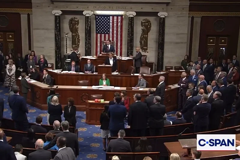 Haos u američkom Predstavničkom domu zbog ubistva Čarlija Kirka: Republikanci željeli da se pomole, Demokrate počele da dobacuju!