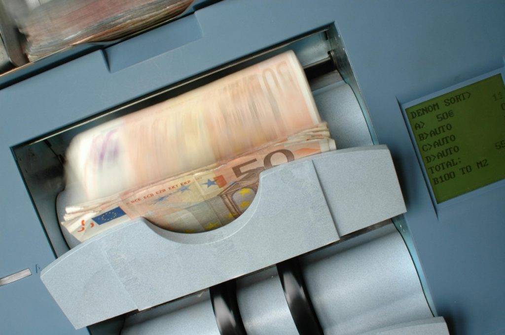 Hiljade građana ne mogu da podignu novac bez nove lične karte