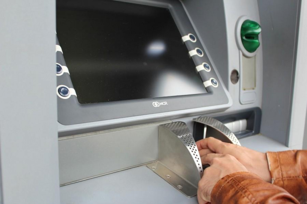 Srpski državljanin iz torbice ukrao karticu, podizao novac sa bankomata, pa ga trošio