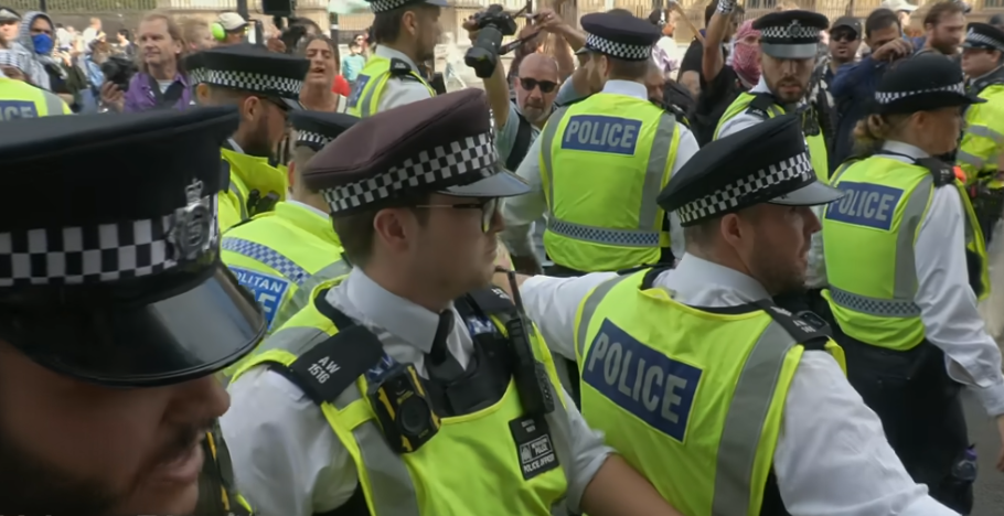 Desničari izazvali nerede na skupu u Londonu, povrijeđeno 26 policajaca