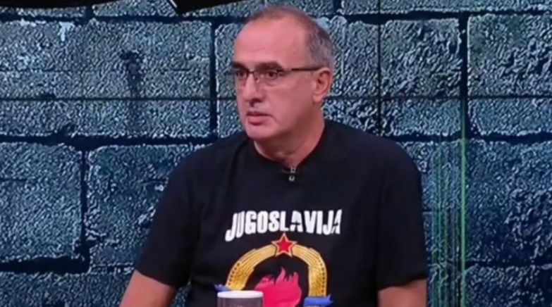 „Kada ode u Dubrovnik, Gruhonjić se pohvali da mu se ime slaže sa prezimenom ustaškog koljača Šakića, a kada se dovuče sa instrukcijama u Srbiju, navuče majicu Jugoslavije“