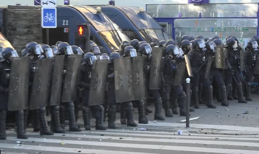 Neredi u Francuskoj: Demonstranti upali u ministarstvo u Parizu, zapalili baklje! Na ulicama preko milion ljudi