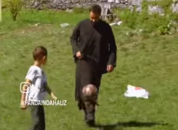 (VIDEO) „Nije Mesi, nije Zidan – već sveštenik iz Sutomora“: Snimak sveštenog lica kako igra fudbal sa djecom postao viralan!