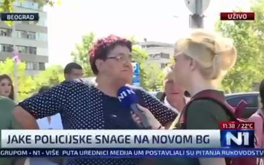 Novinarka N1 pokušala provocirati, pa doživjela hladan tuš od gospođe: Lijepo im je Vučić rekao da će on morati da brani blokadere od bijesa naroda! (VIDEO)