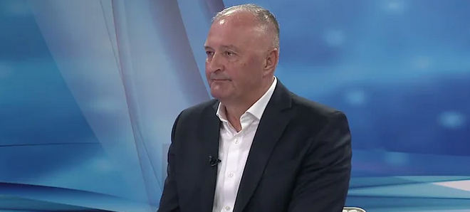 Helez se popeo na sto, pa zapjevao Tompsonovu numeru (VIDEO)
