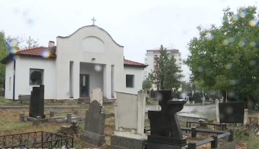 Oskrnavljena kapela na pravoslavnom groblju u Prištini