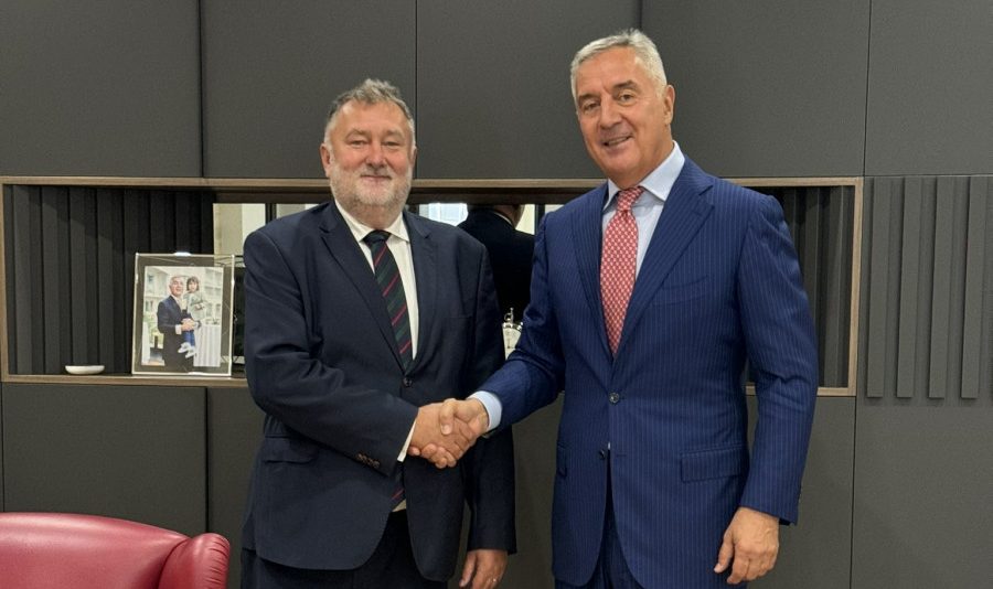 Bivši predsjednik prima ambasadore – sprdnja sa državom i građanima