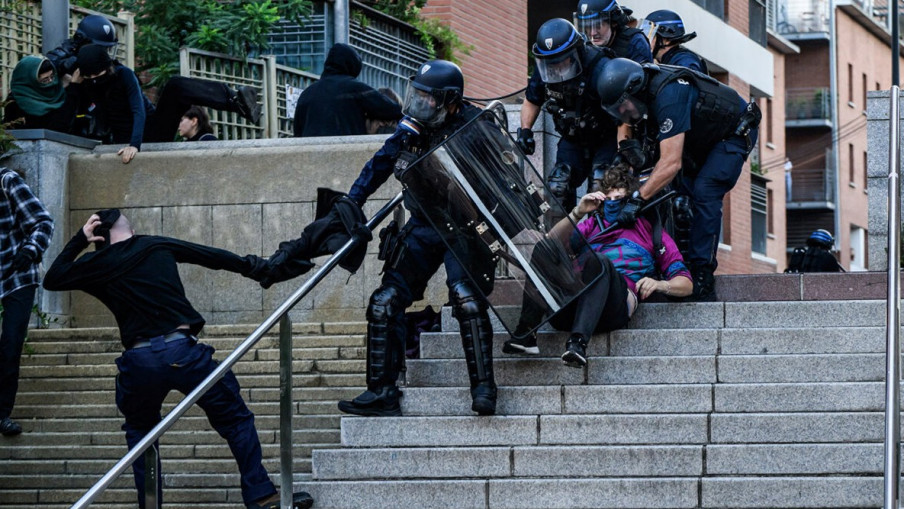Policija pretukla novinare tokom protesta u Parizu