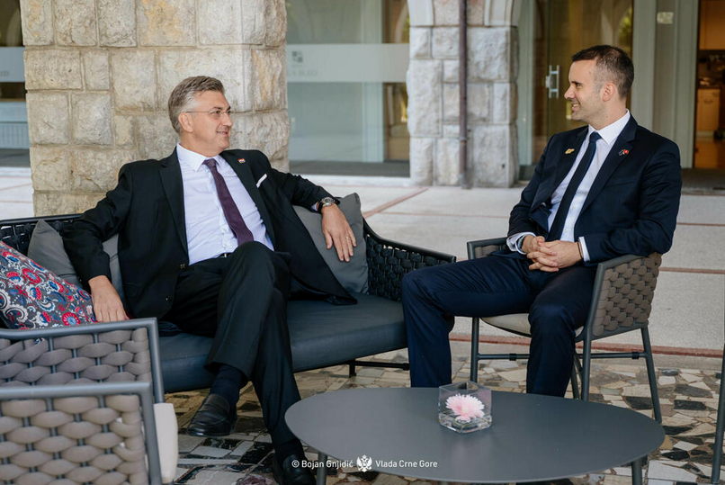 Poniženjima nikad kraja: Zbog EU integracija i Hrvata sramna ploča u Morinju ostaje a o brodu Jadran će da se ćuti! Lora nije dio dogovora!