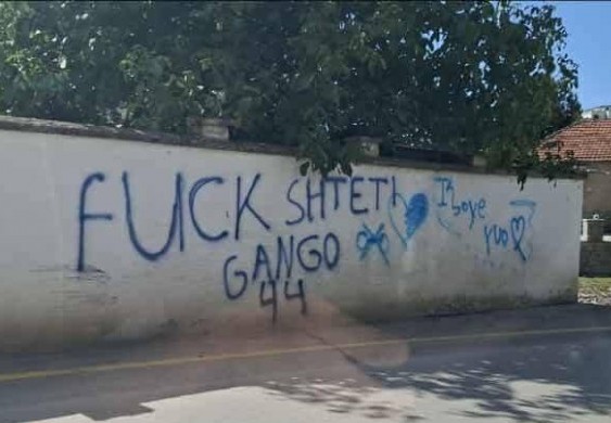 Pogrdni grafiti na zidu dvorišta crkve Svete Petke u Kosovskoj Vitini
