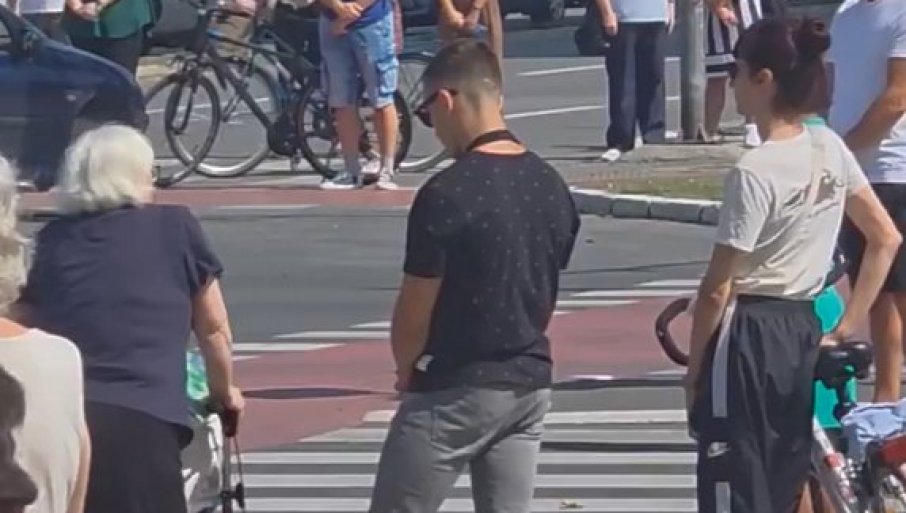 Uznemirujuće scene iz Novog Sada: Blokaderi se iživljavaju nad bakom invalidom!