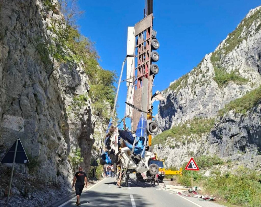 Šleper sletio u Moraču, vozač poginuo!