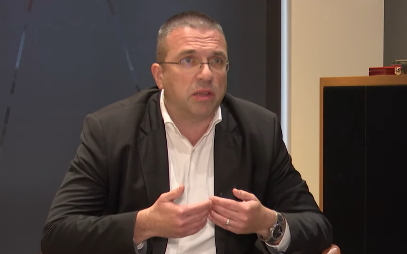 Sramna poruka hrvatskog evroparlamentarca, opet „lupa vaspitne“: „Milan Knežević priprema balvan revoluciju, država da pokaže lokalnim šerifima gdje im je mjesto!“