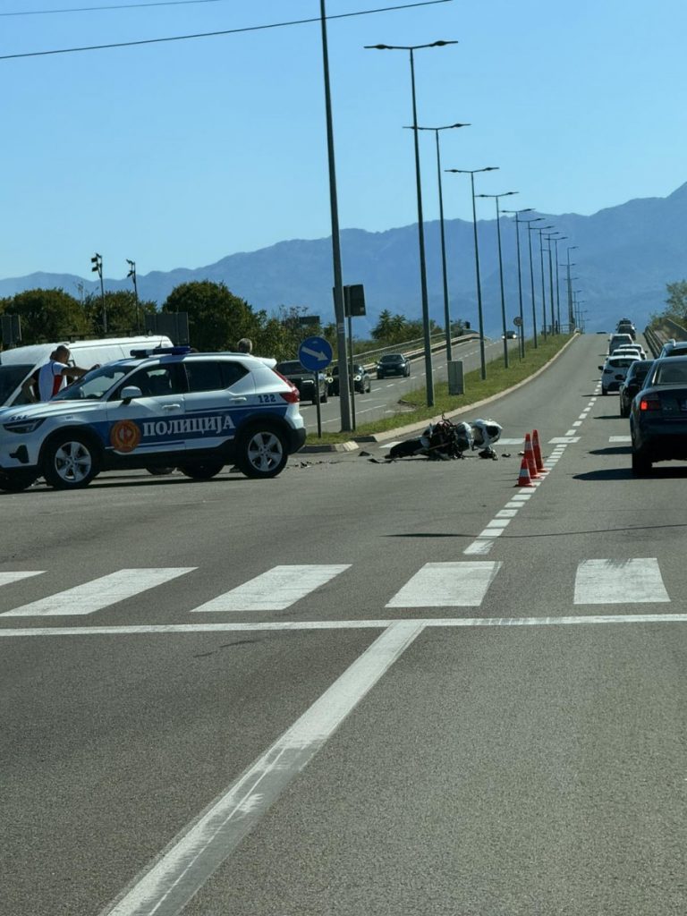 Udes na putu Podgorica-Zeta: Učestvovali motor i pikap