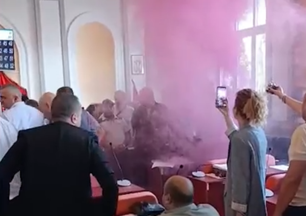 U Zaječaru opozicija bacila dimnu bombu u skupštinsku salu, biber sprejem naprskali odbornike SNS-a
