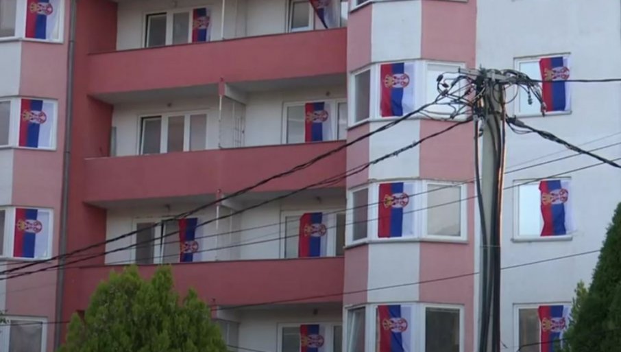 VIJORE SE TROBOJKE: U Sjevernoj Mitrovici istaknute zastave Srbije podovom Dana srpskog jedinstva (VIDEO)